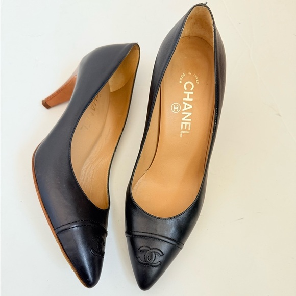 CHANEL Dark Navy Midnight Blue Vintage Leather CC cap-toe pumps EU 39.5 - Picture 1 of 10
